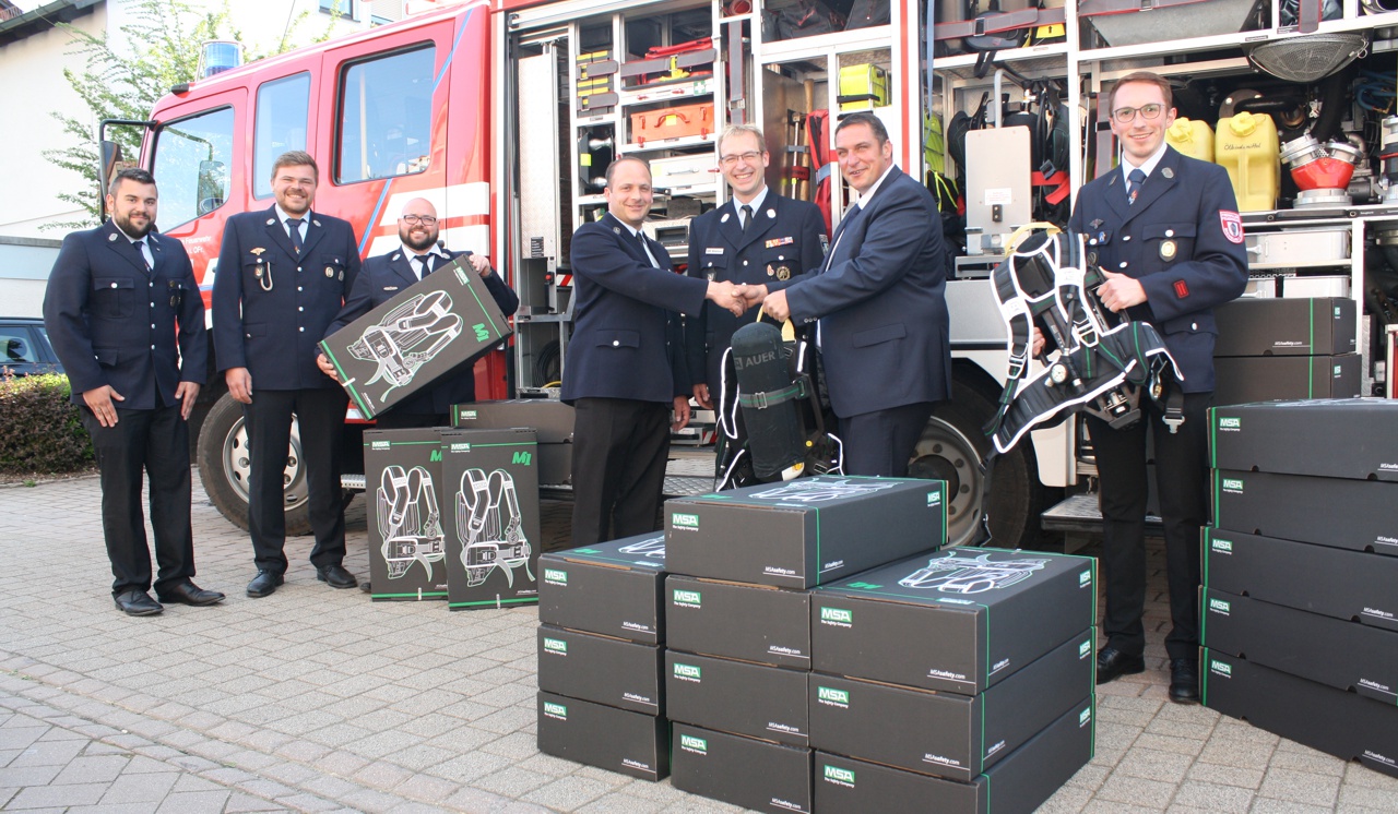 Neue Atemschutzgeräte übergeben